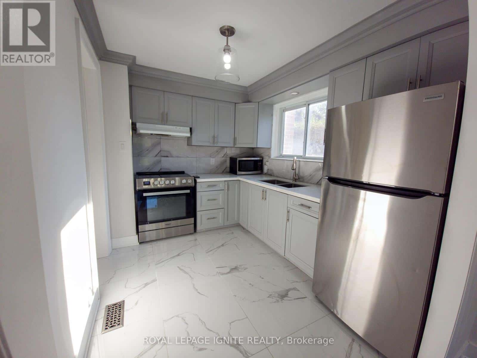 32 - 23 TEALHAM DRIVE — Toronto (West Humber-Clairville), Ontario - Photo 5 of 24