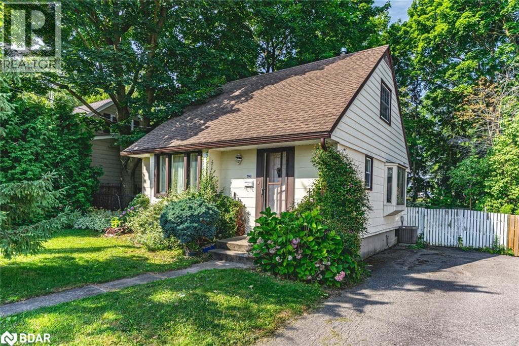 306 CAWTHRA Boulevard — Newmarket, Ontario - Main photo