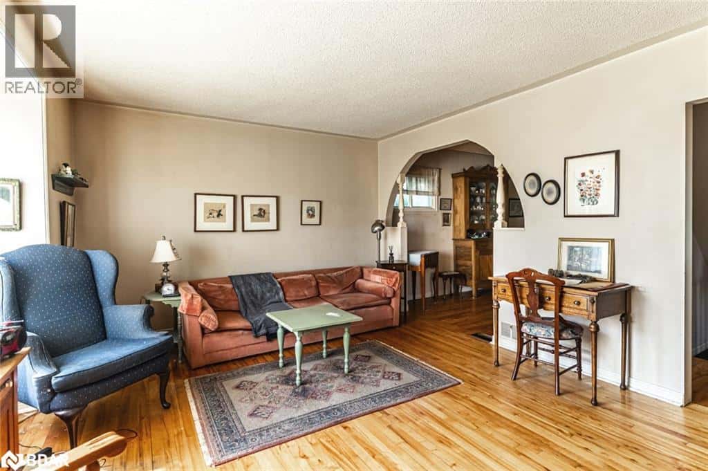 306 CAWTHRA Boulevard — Newmarket, Ontario - Photo 2 of 17