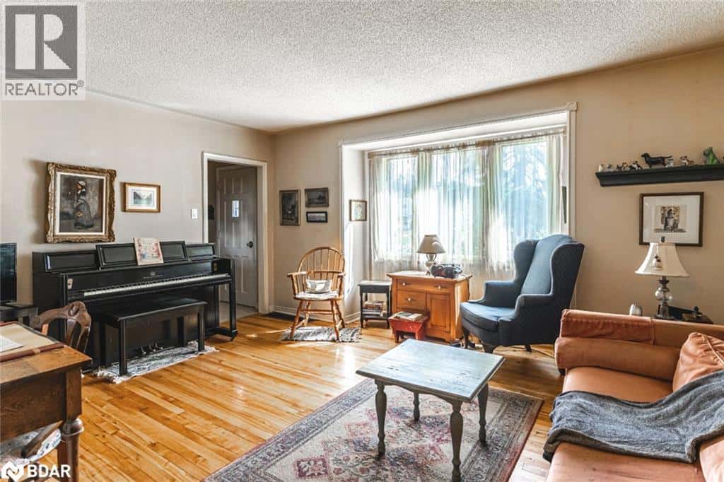 306 CAWTHRA Boulevard — Newmarket, Ontario - Photo 3 of 17