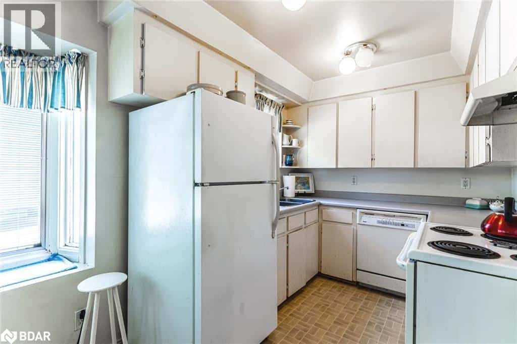 306 CAWTHRA Boulevard — Newmarket, Ontario - Photo 4 of 17