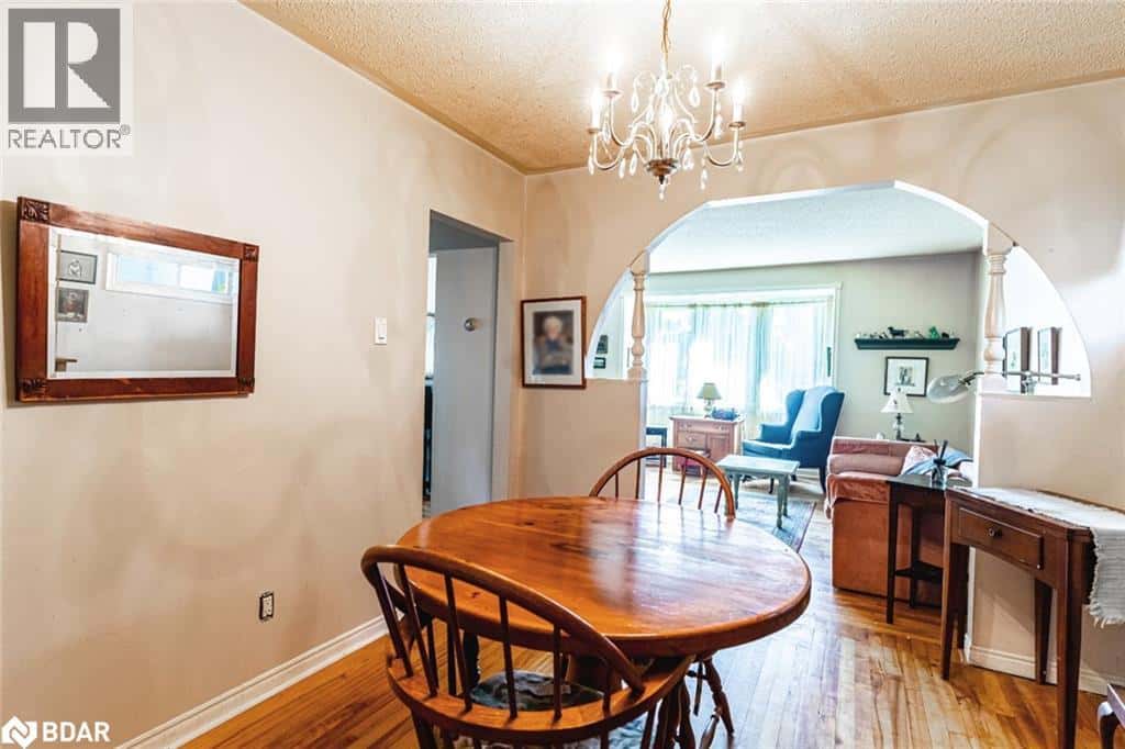 306 CAWTHRA Boulevard — Newmarket, Ontario - Photo 5 of 17