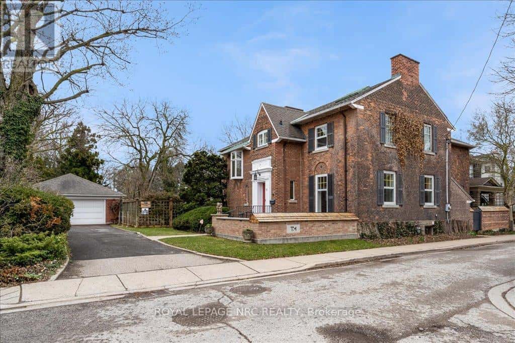 15 TRAFALGAR STREET — St. Catharines (Downtown), Ontario - Photo 3 of 50