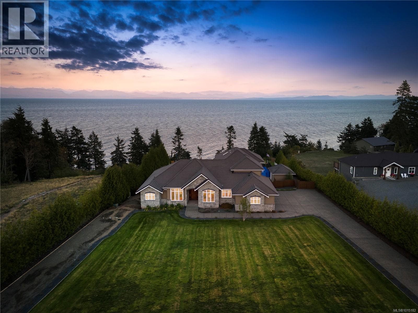 6480 Eagles Dr — Courtenay, British Columbia - Main photo