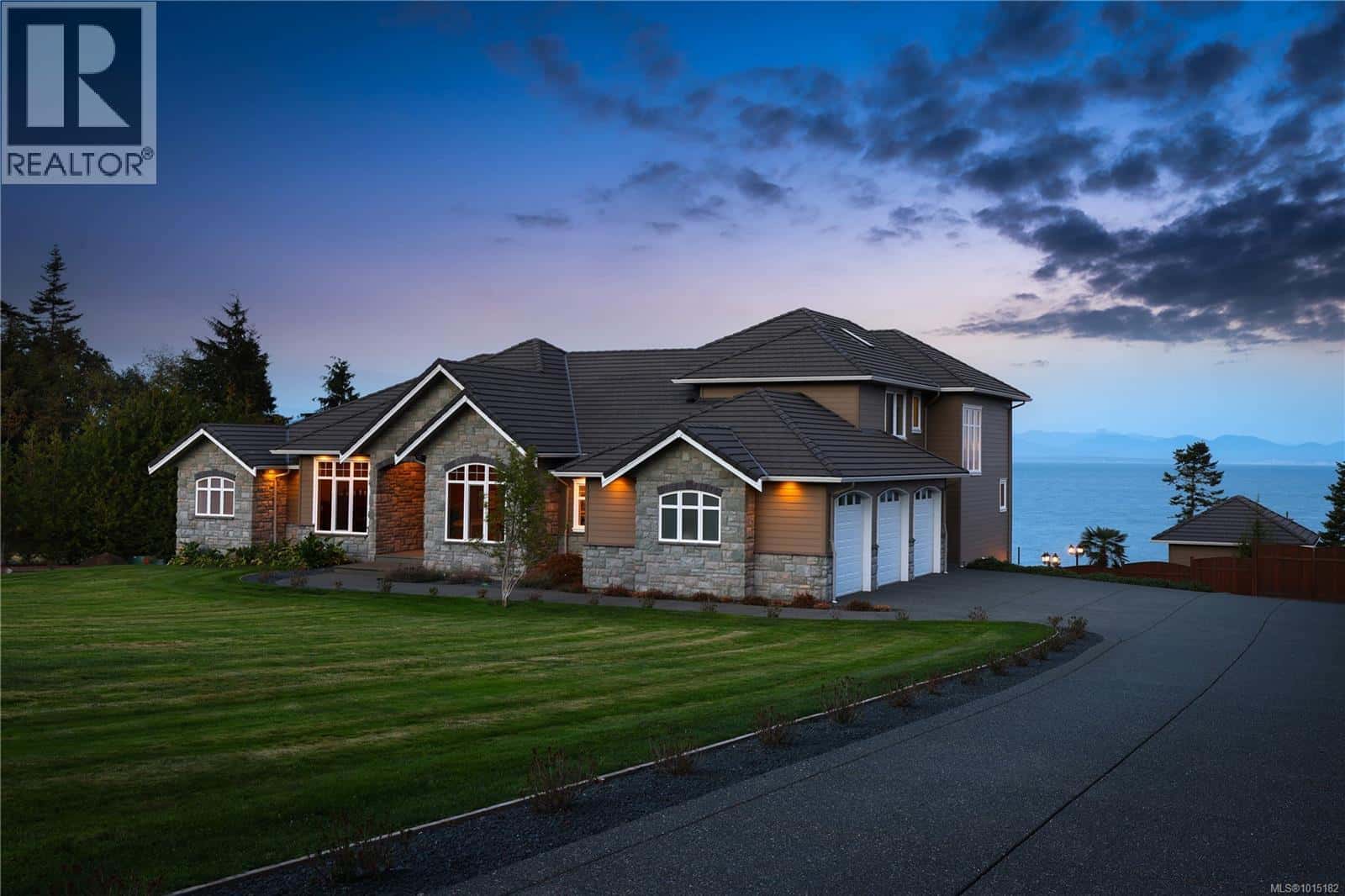 6480 Eagles Dr — Courtenay, British Columbia - Photo 3 of 51