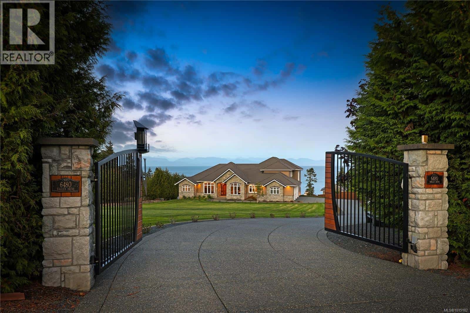 6480 Eagles Dr — Courtenay, British Columbia - Photo 4 of 51