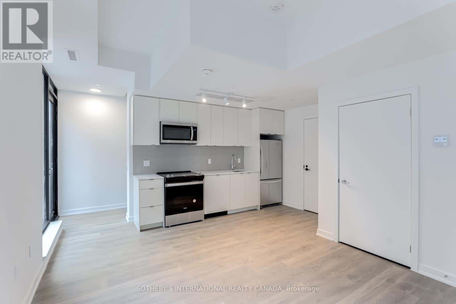 Whitby (Port Whitby), Ontario — Whitby (Port Whitby), Ontario - Photo 3 of 27