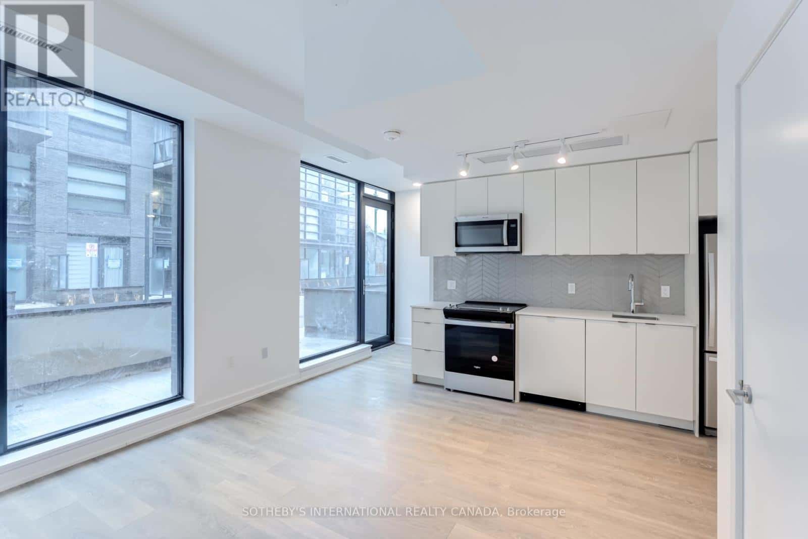 Whitby (Port Whitby), Ontario — Whitby (Port Whitby), Ontario - Photo 4 of 27