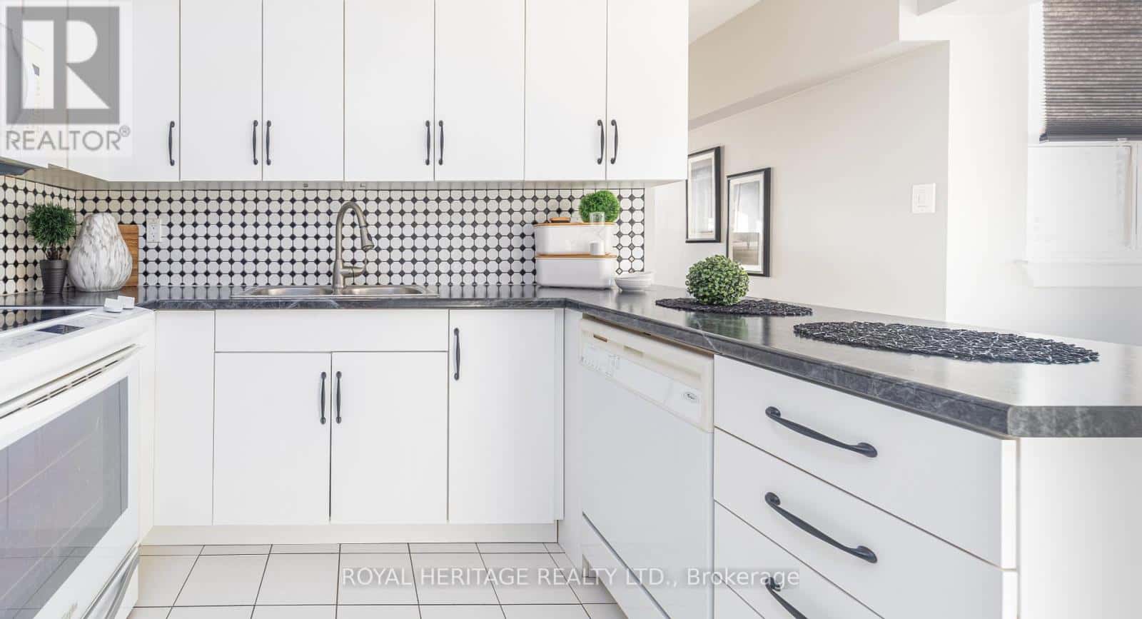 201 - 80 ATHOL STREET — Oshawa (Central), Ontario - Photo 5 of 47