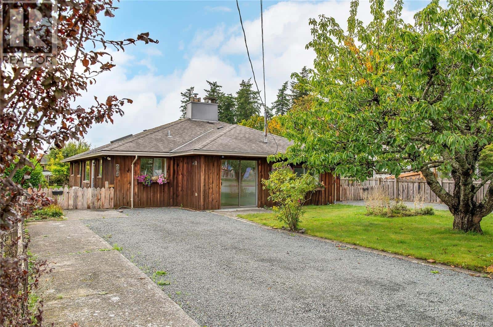 217 Larwood Rd — Campbell River, British Columbia - Photo 2 of 44