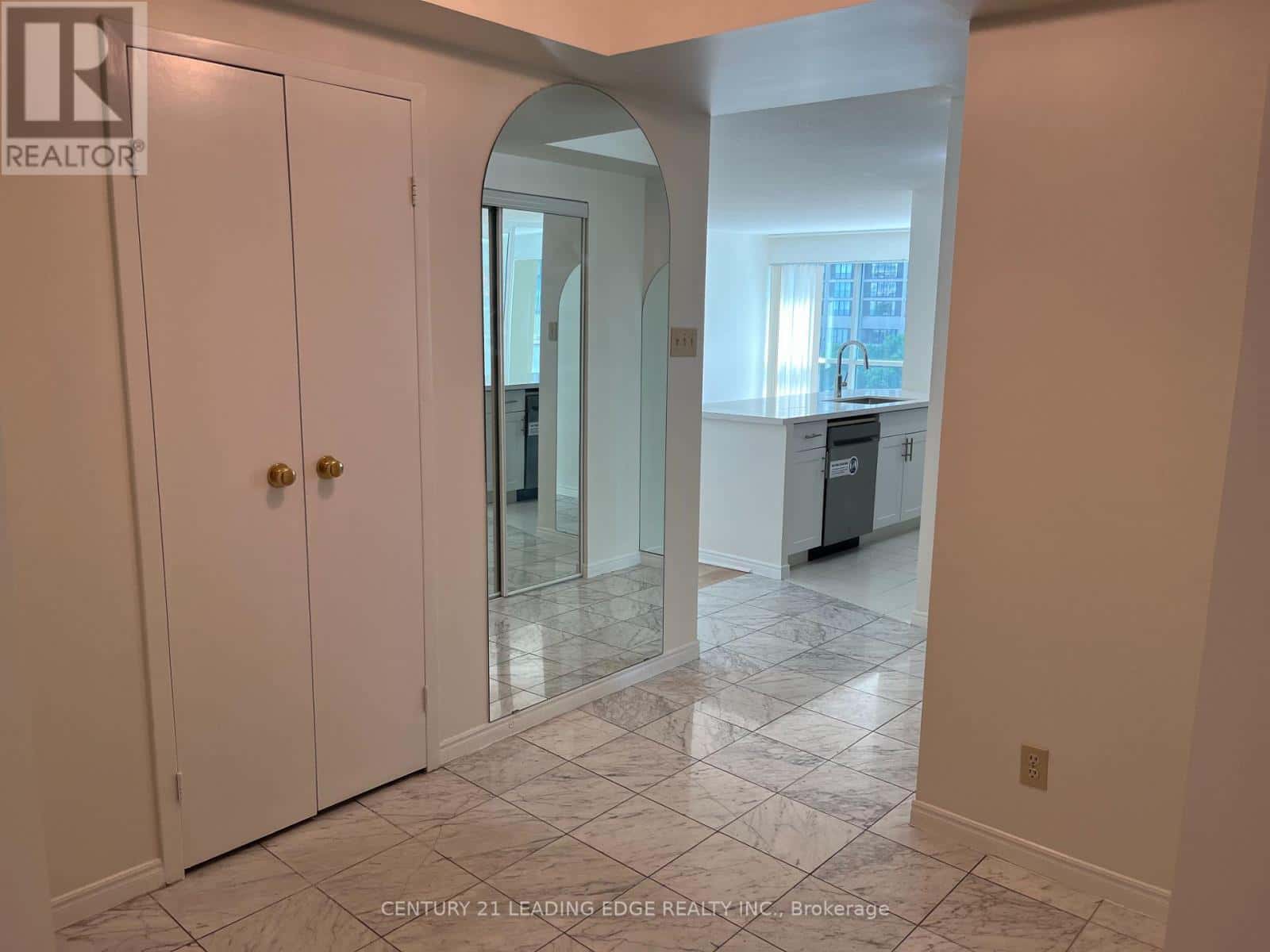 607 - 10 QUEENS QUAY W — Toronto (Waterfront Communities), Ontario - Photo 2 of 40