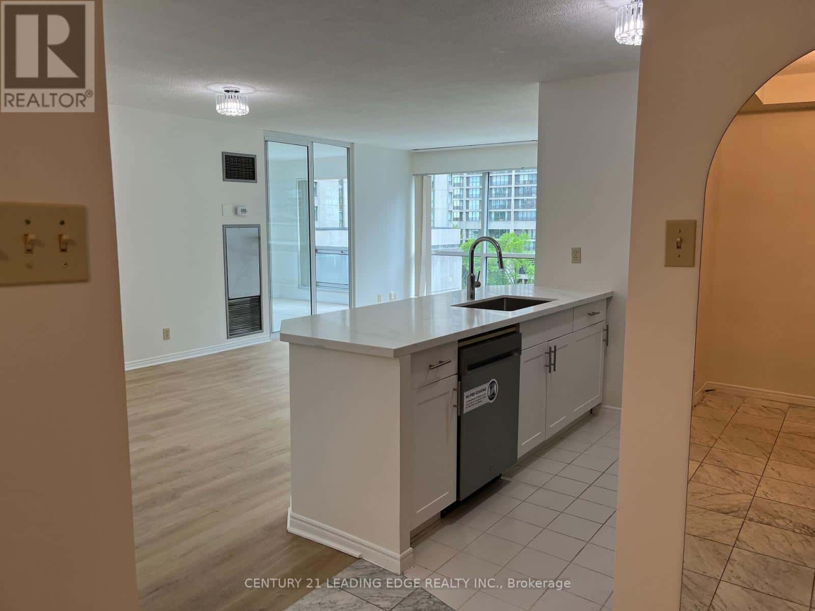 607 - 10 QUEENS QUAY W — Toronto (Waterfront Communities), Ontario - Photo 3 of 40