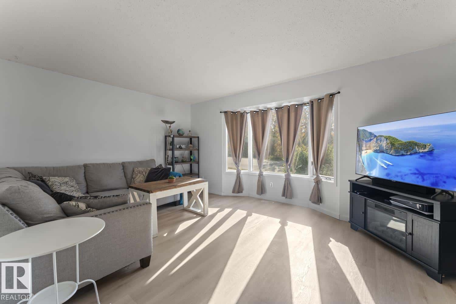 4116 50 AV — Cold Lake, Alberta - Photo 2 of 20