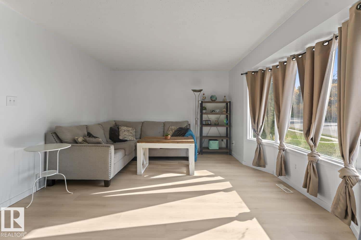 4116 50 AV — Cold Lake, Alberta - Photo 3 of 20