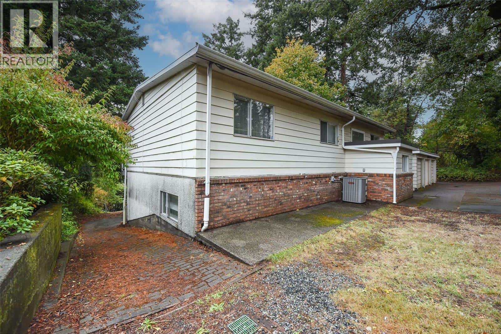 4667 McQuillan Rd — Courtenay, British Columbia - Photo 3 of 42