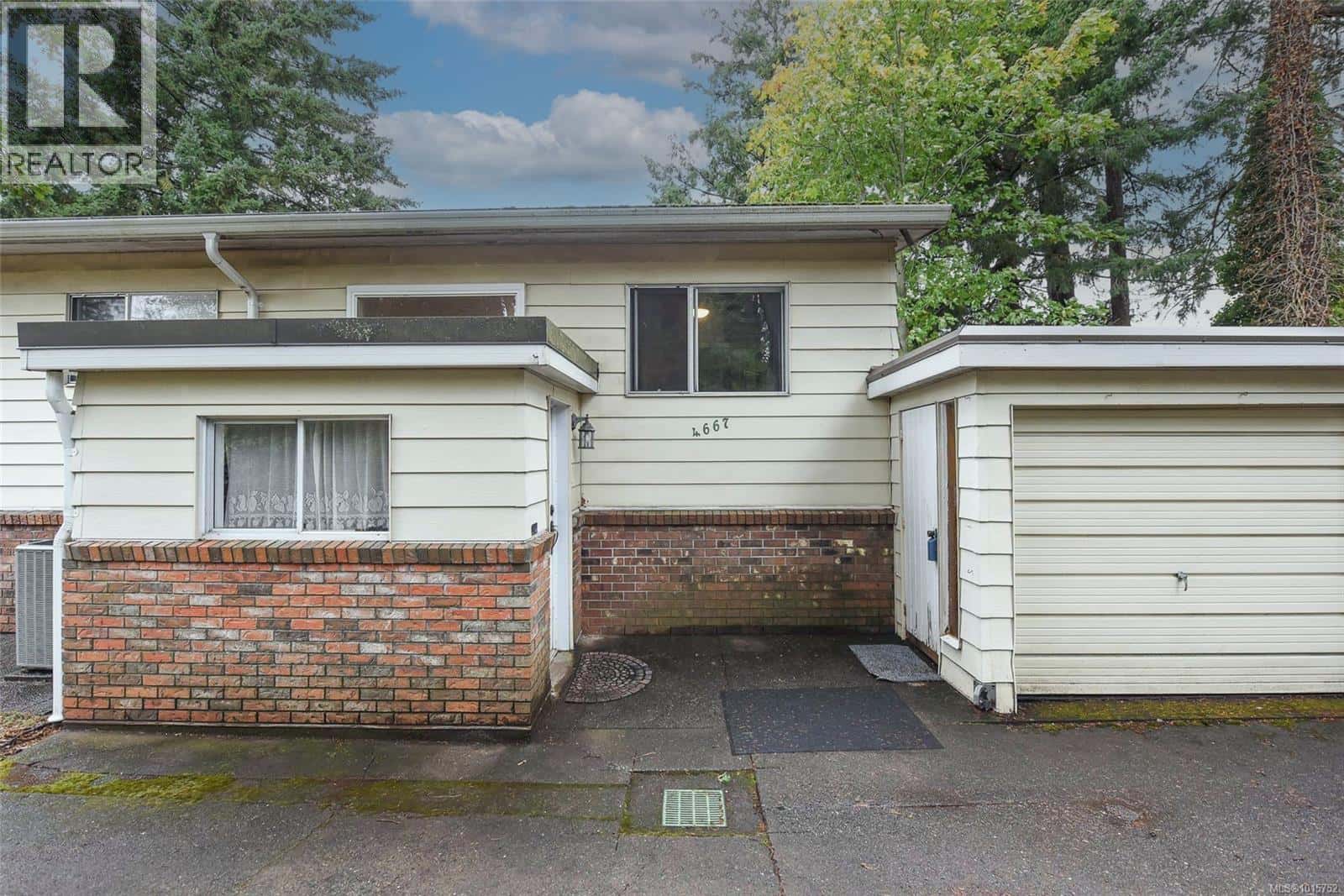 4667 McQuillan Rd — Courtenay, British Columbia - Photo 2 of 42