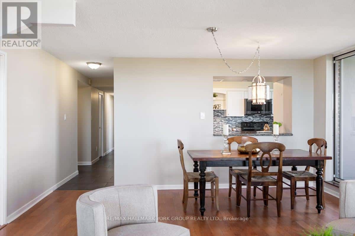 Markham (Royal Orchard), Ontario — Markham (Royal Orchard), Ontario - Photo 4 of 17