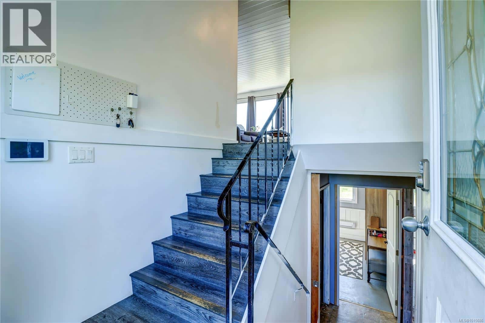 2530 Mountview Cres — Port McNeill, British Columbia - Photo 2 of 28