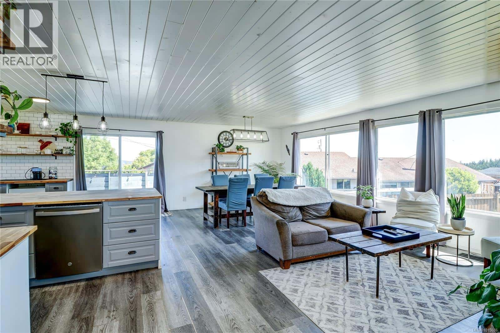 2530 Mountview Cres — Port McNeill, British Columbia - Photo 3 of 28