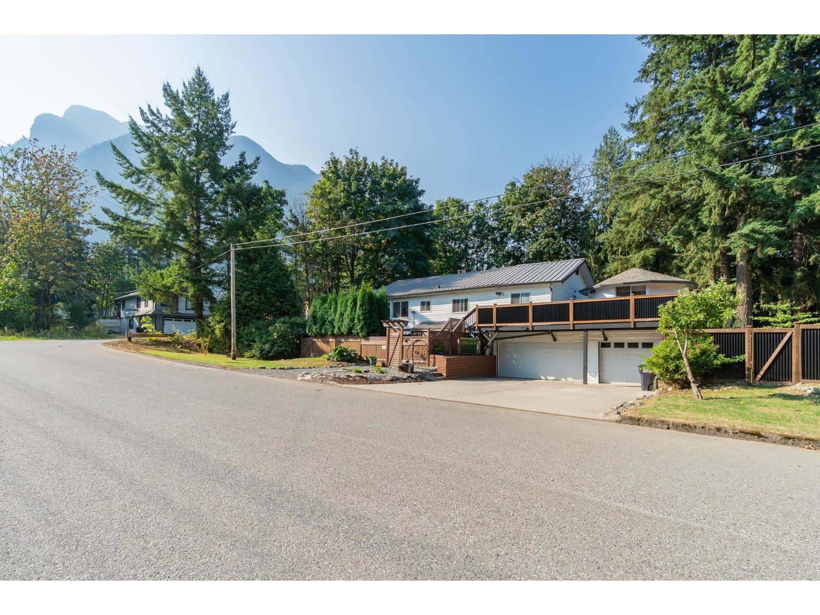 695 HUDSON BAY STREET, Hope — Hope, British Columbia - Photo 2 of 40