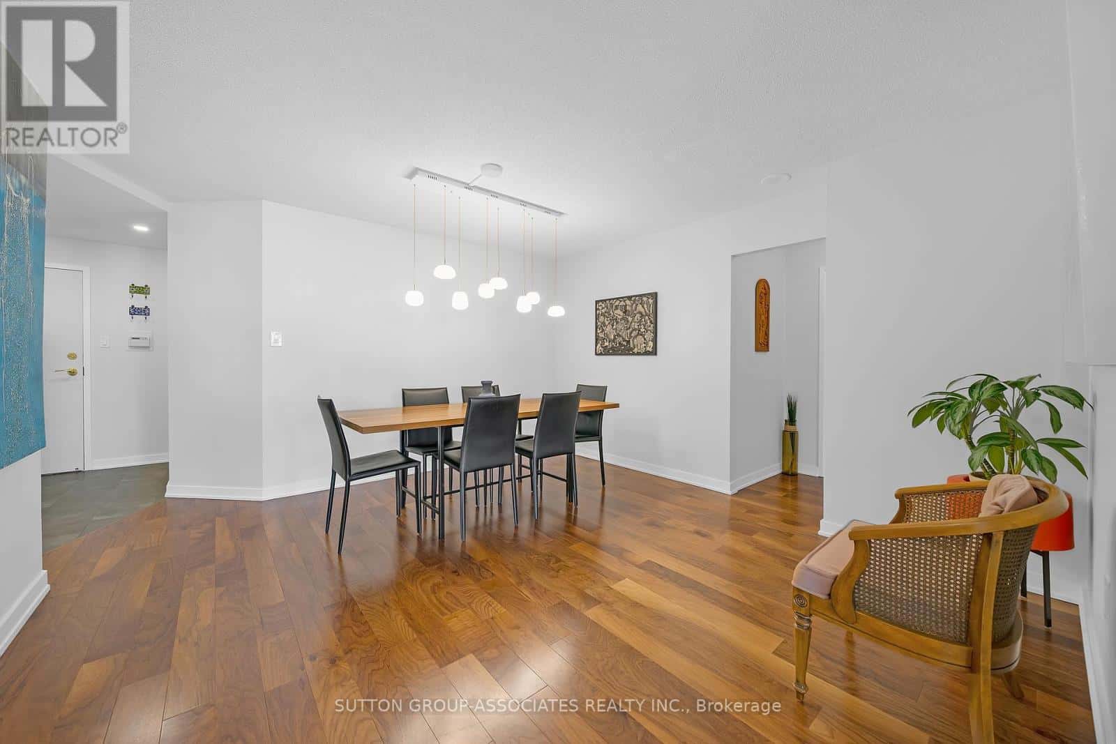 601 - 130 CARLTON STREET — Toronto (Cabbagetown-South St. James Town), Ontario - Photo 2 of 42