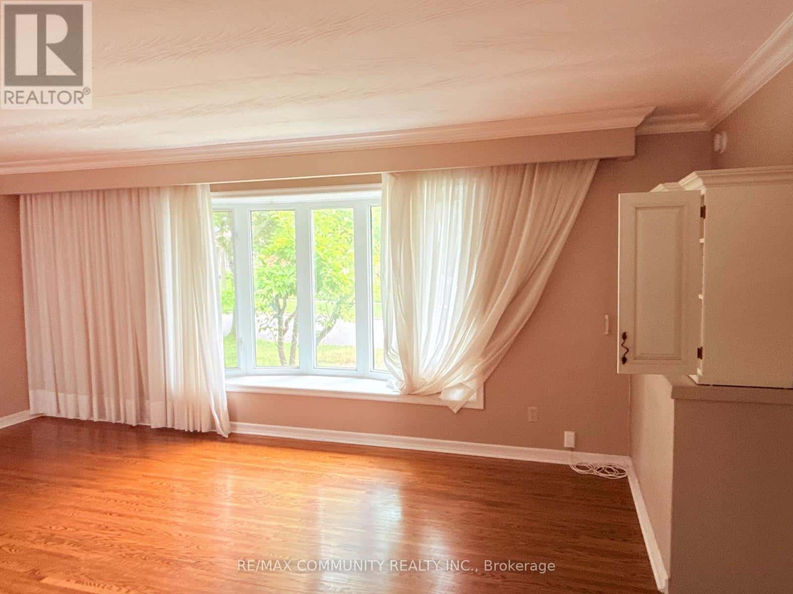 157 LABRADOR DRIVE — Oshawa (Donevan), Ontario - Photo 4 of 28