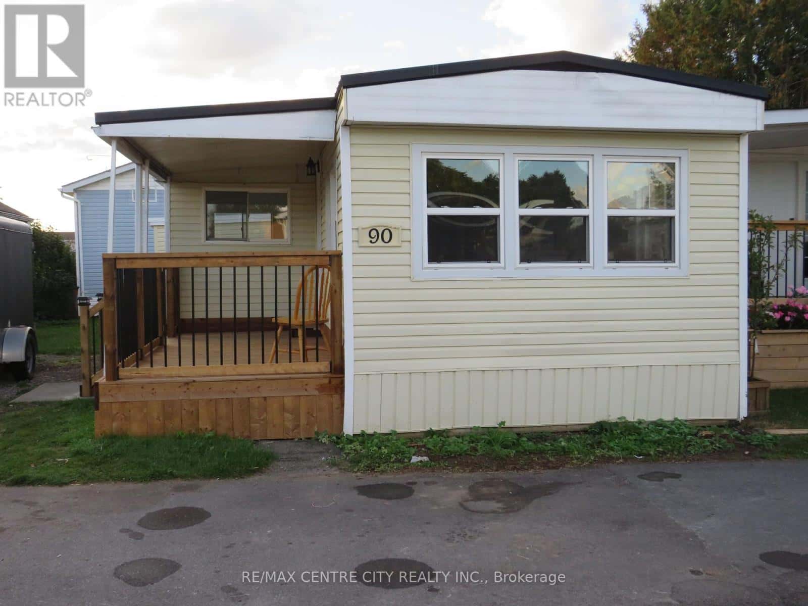 2189 Dundas Street East 90