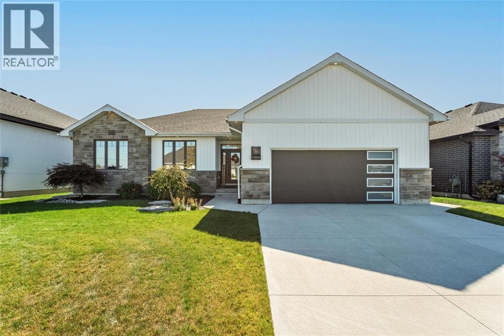 3591 MIA LANE — Plympton-Wyoming, Ontario - Main photo