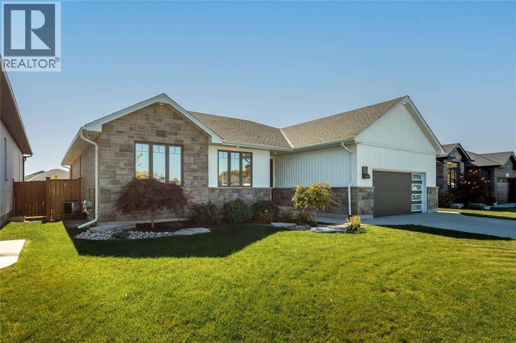 3591 MIA LANE — Plympton-Wyoming, Ontario - Photo 2 of 50