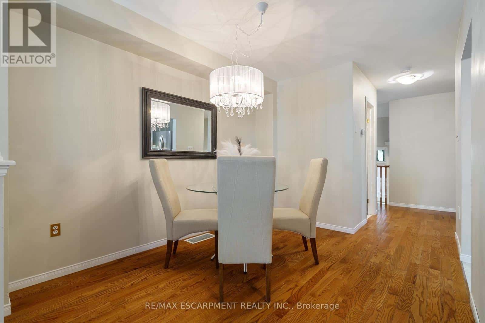 43 FAIRWOOD PLACE W — Burlington (Bayview), Ontario - Photo 3 of 32