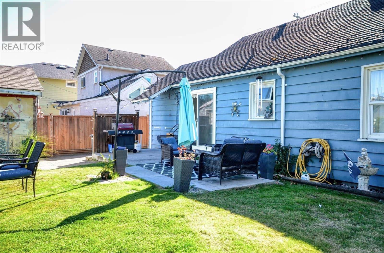 1006 Lyall St — Esquimalt, British Columbia - Photo 2 of 30