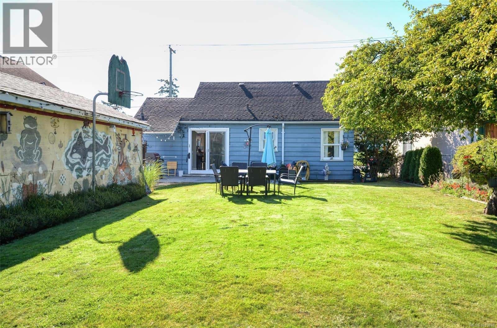 1006 Lyall St — Esquimalt, British Columbia - Photo 3 of 30