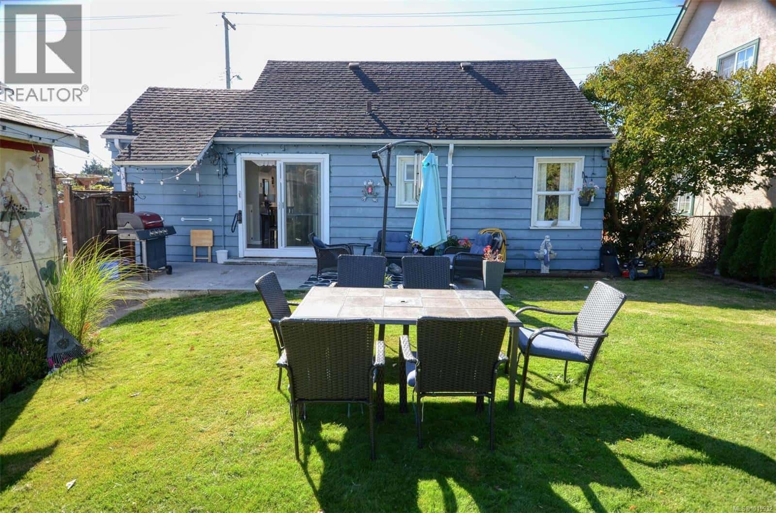 1006 Lyall St — Esquimalt, British Columbia - Photo 4 of 30