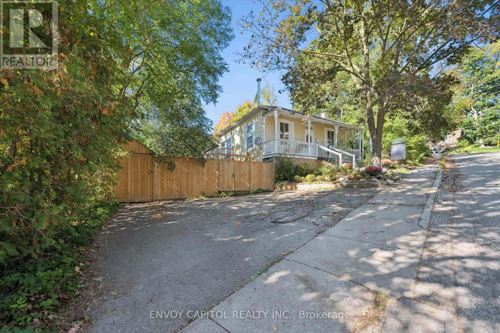 132 NORWICH STREET E — Guelph (General Hospital), Ontario - Photo 2 of 40