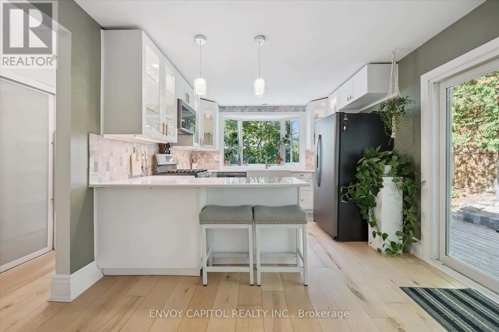 132 NORWICH STREET E — Guelph (General Hospital), Ontario - Photo 4 of 40