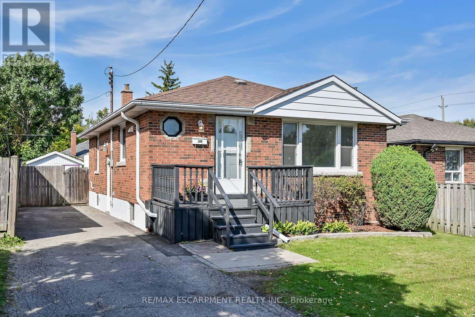 314 EAST 16TH STREET — Hamilton (Hill Park), Ontario - Photo 2 of 36