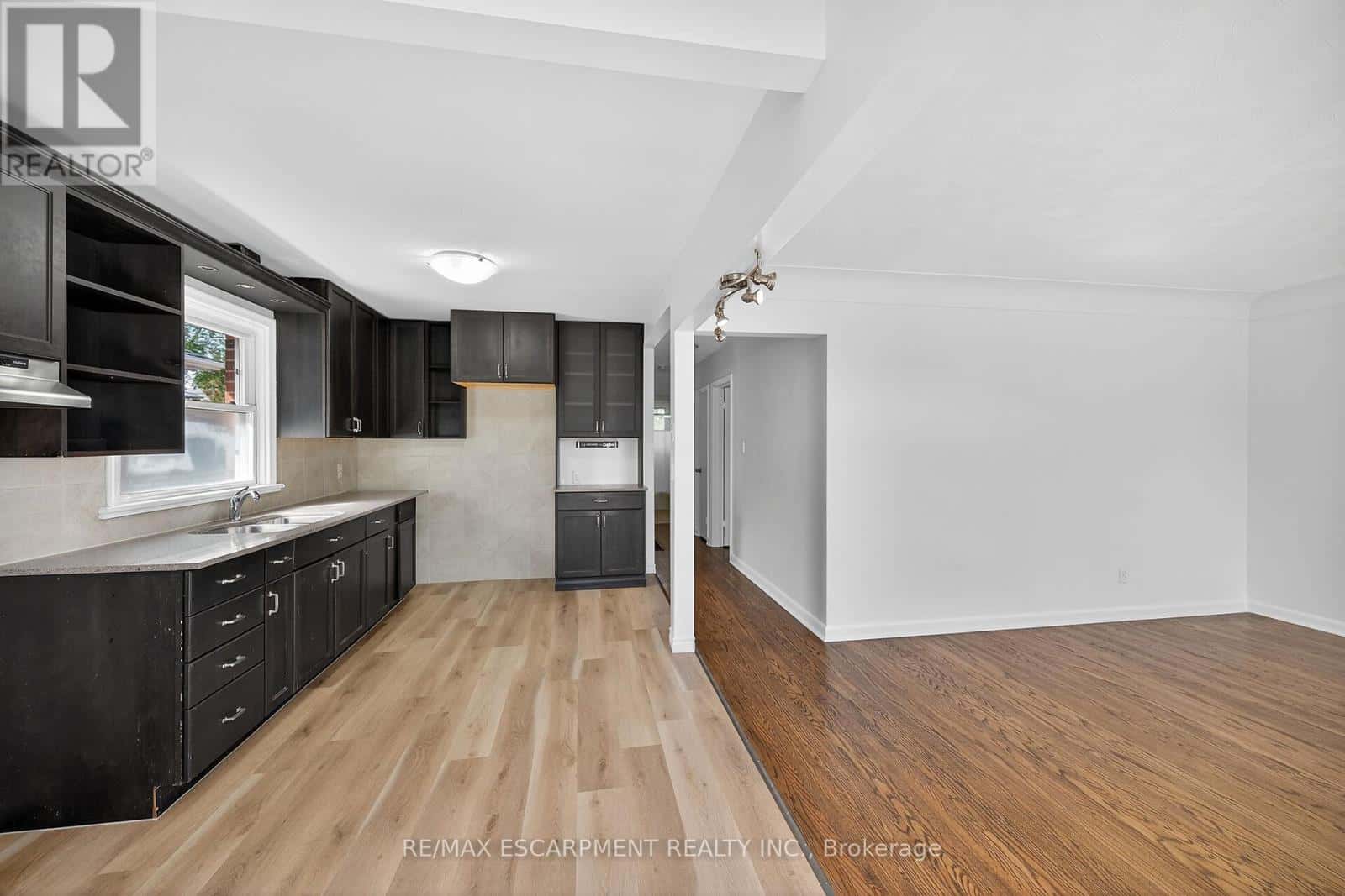 314 EAST 16TH STREET — Hamilton (Hill Park), Ontario - Photo 4 of 36