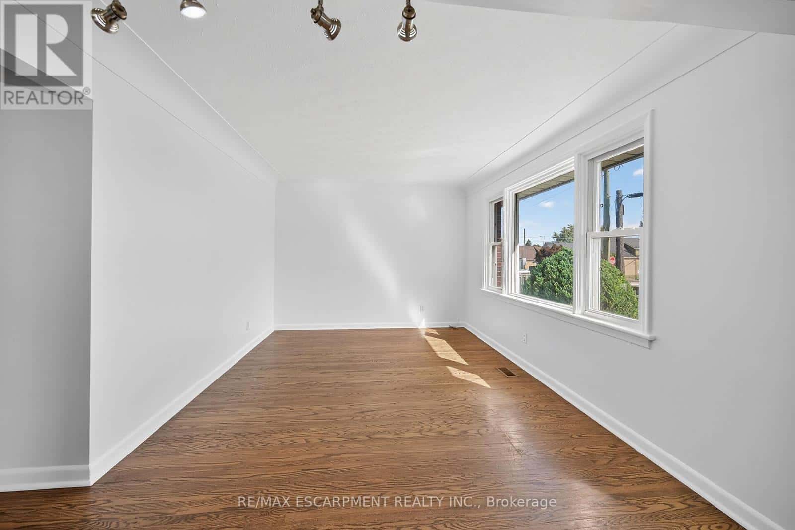 314 EAST 16TH STREET — Hamilton (Hill Park), Ontario - Photo 5 of 36