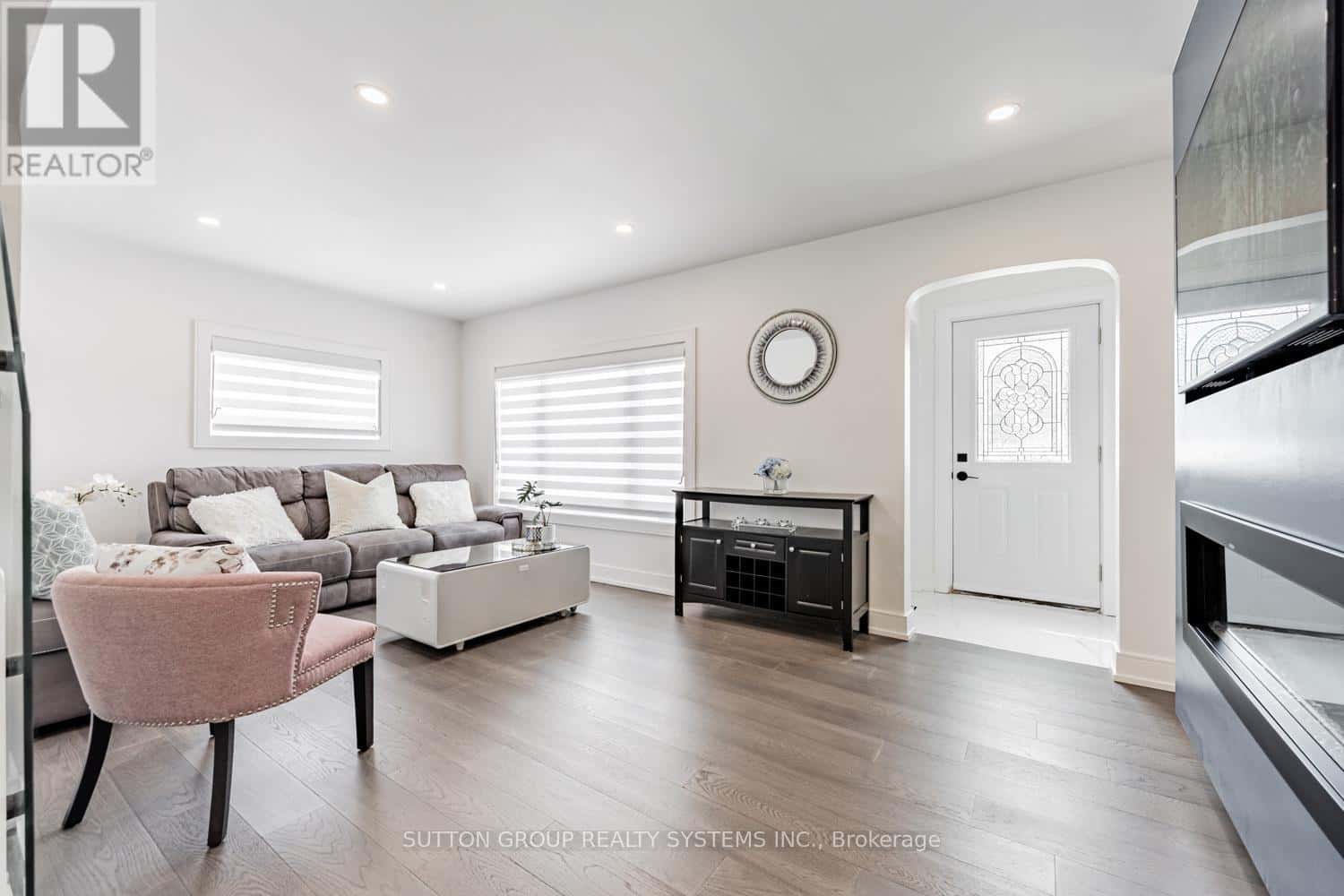 18493 HURONTARIO STREET — Caledon (Caledon Village), Ontario - Photo 5 of 39