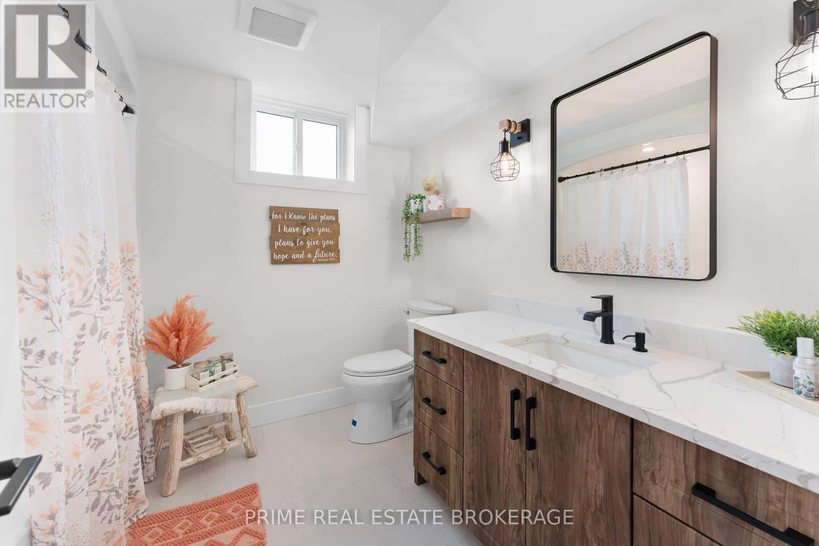 818 OIL HERITAGE ROAD — Chatham-Kent (Dresden), Ontario - Photo 4 of 34