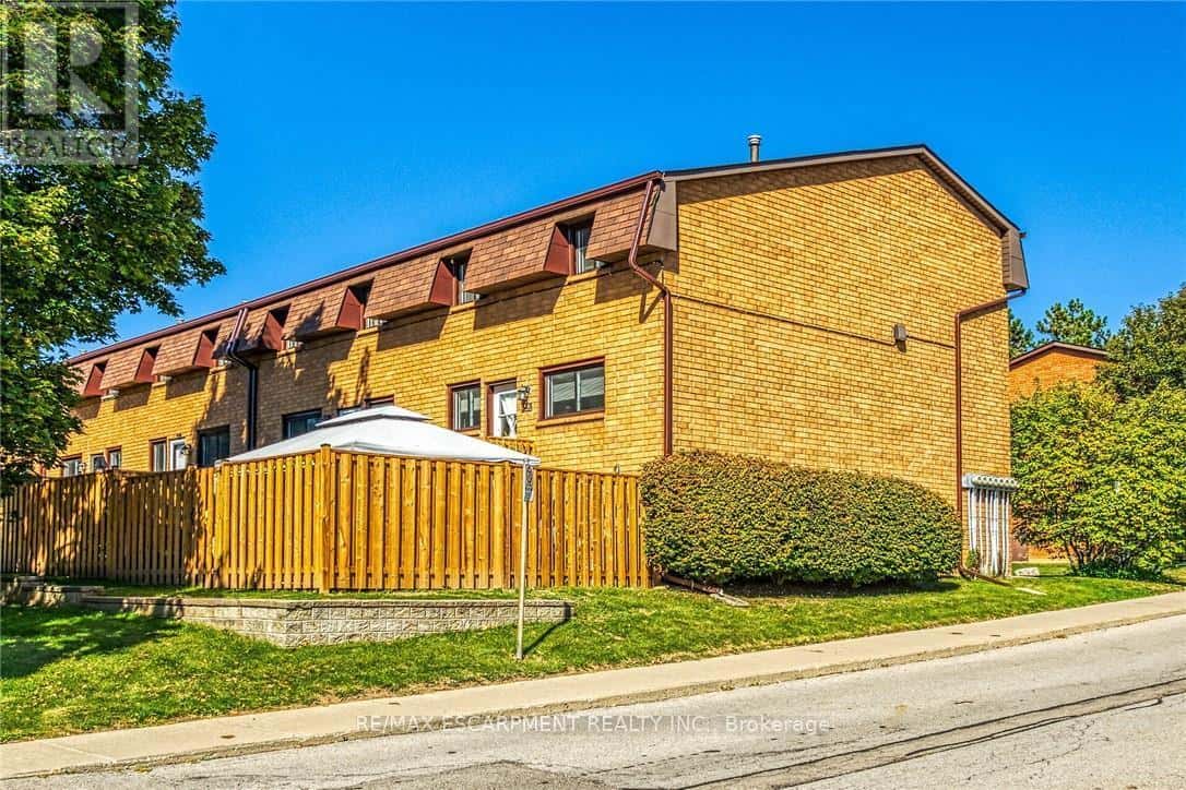 F8 - 500 STONE CHURCH ROAD W — Hamilton (Gilkson), Ontario - Photo 2 of 40