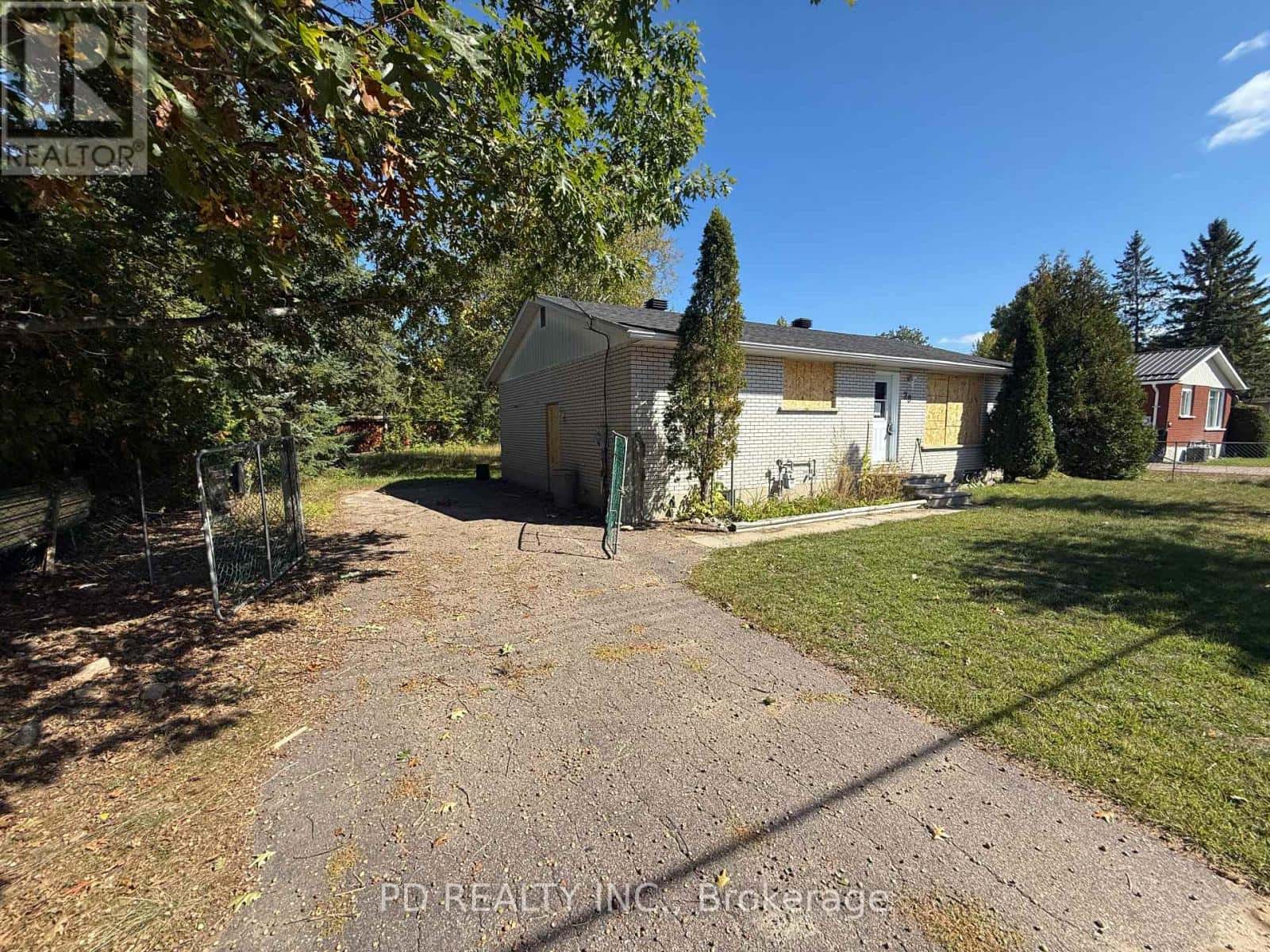 29 WILSON STREET — Laurentian Hills, Ontario - Photo 4 of 35