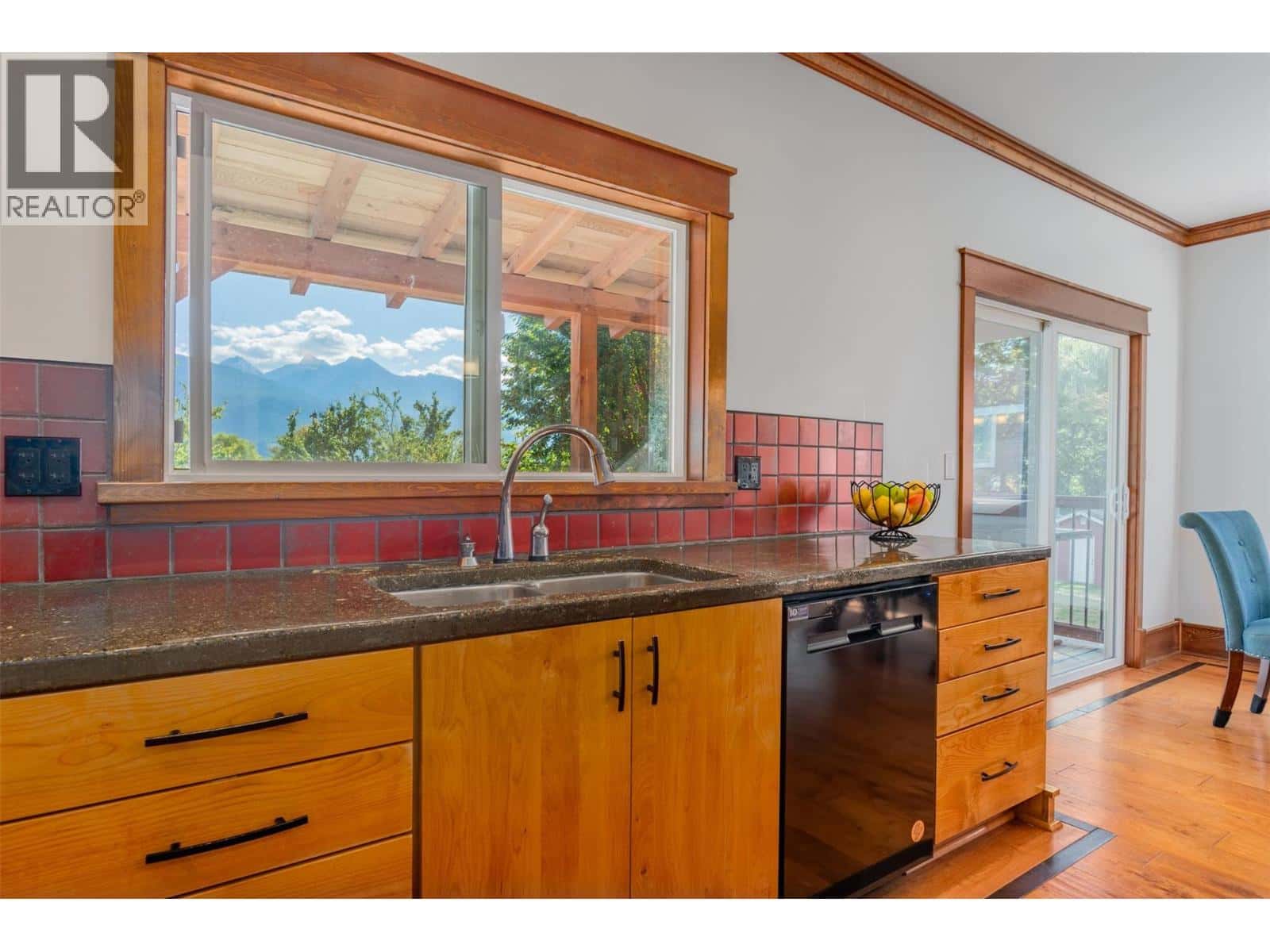 422 VIEW Street — Kaslo, British Columbia - Photo 5 of 82