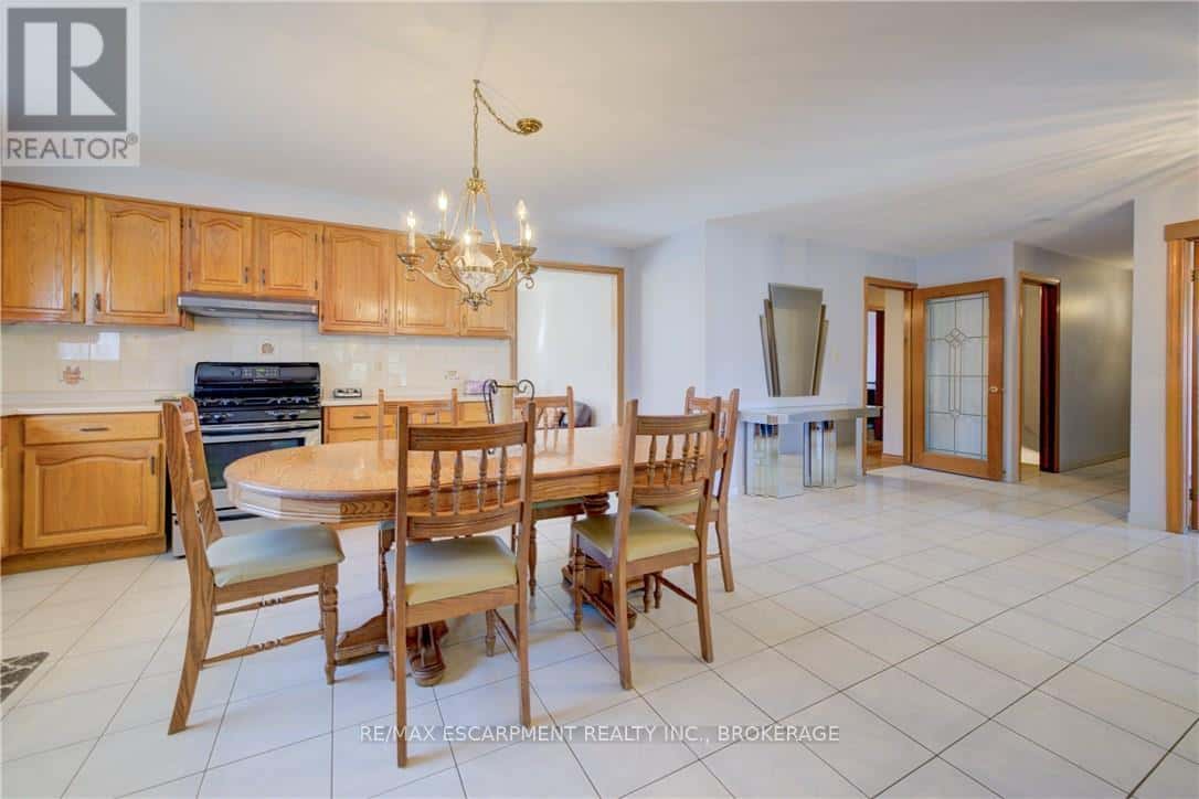 9 STONECLIFF COURT — Hamilton (Gilkson), Ontario - Photo 4 of 28