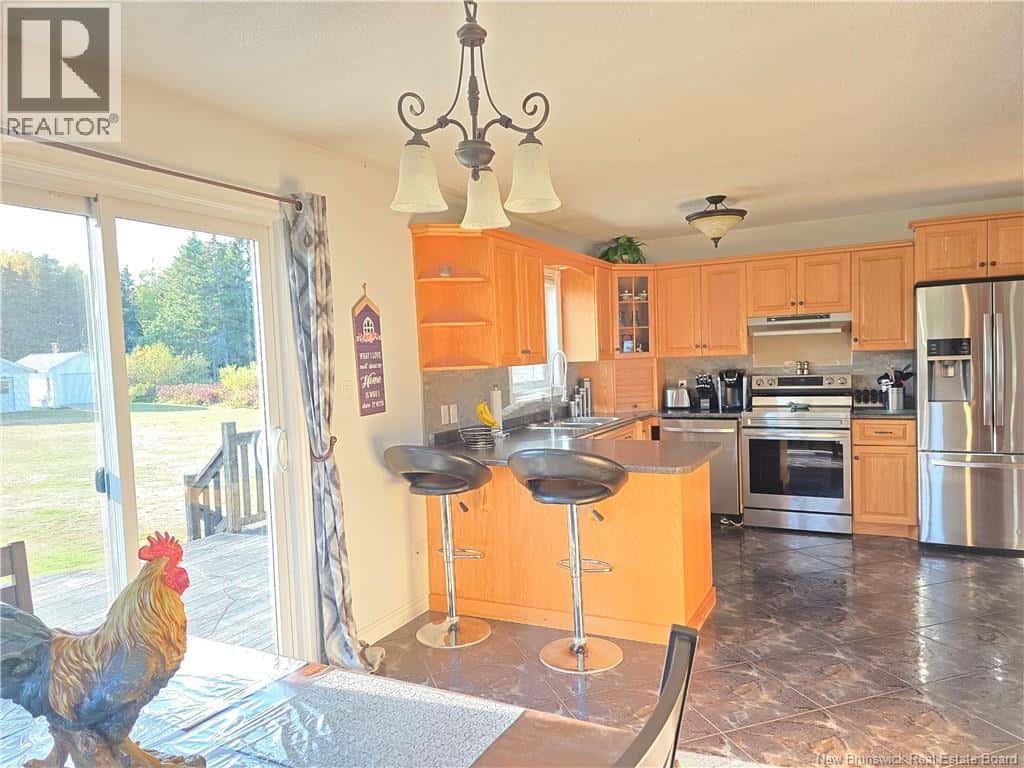 646 Principale — Pointe-Verte, New Brunswick - Photo 3 of 44