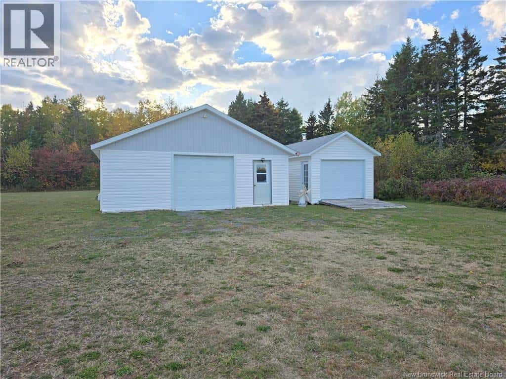 646 Principale — Pointe-Verte, New Brunswick - Photo 2 of 44