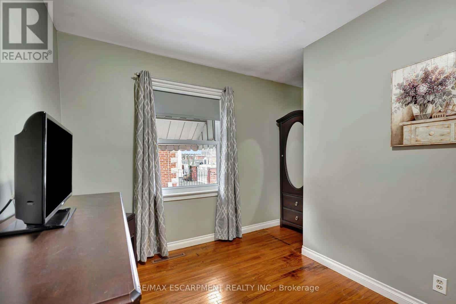 131 EAST 42ND STREET — Hamilton (Sunninghill), Ontario - Photo 4 of 45