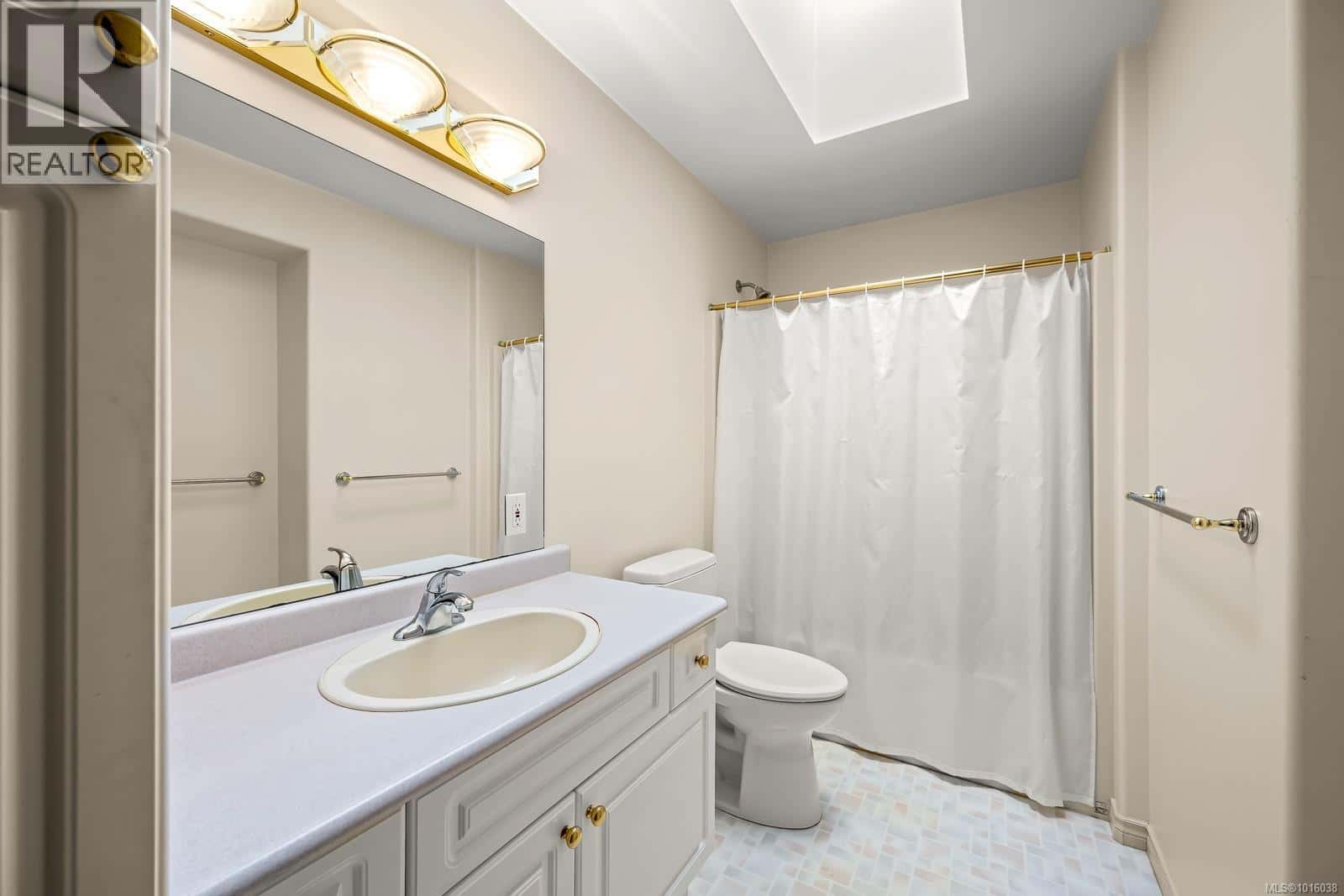 1294 WILLIAMS BEACH Rd — Black Creek, British Columbia - Photo 3 of 68