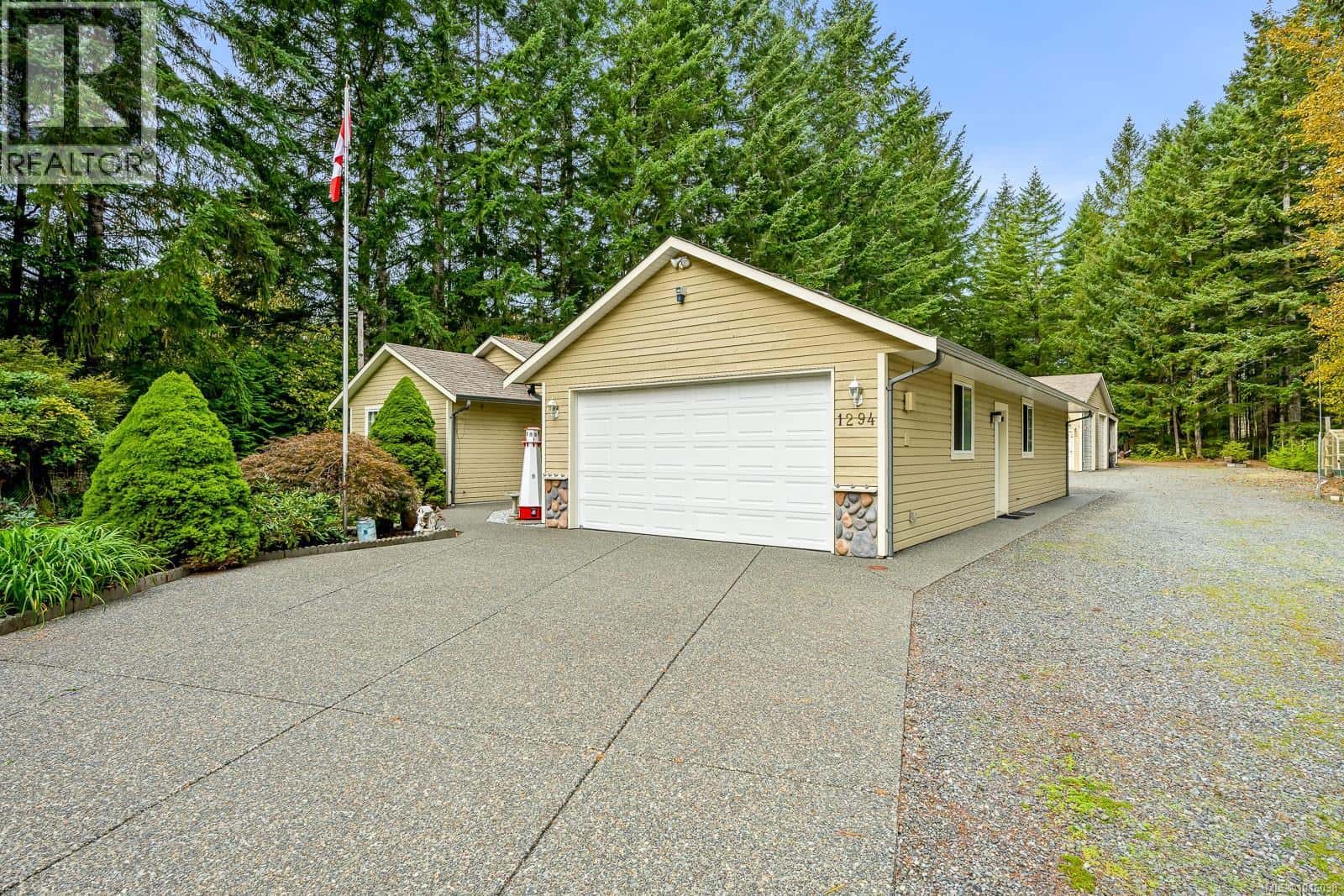 1294 WILLIAMS BEACH Rd — Black Creek, British Columbia - Photo 2 of 68