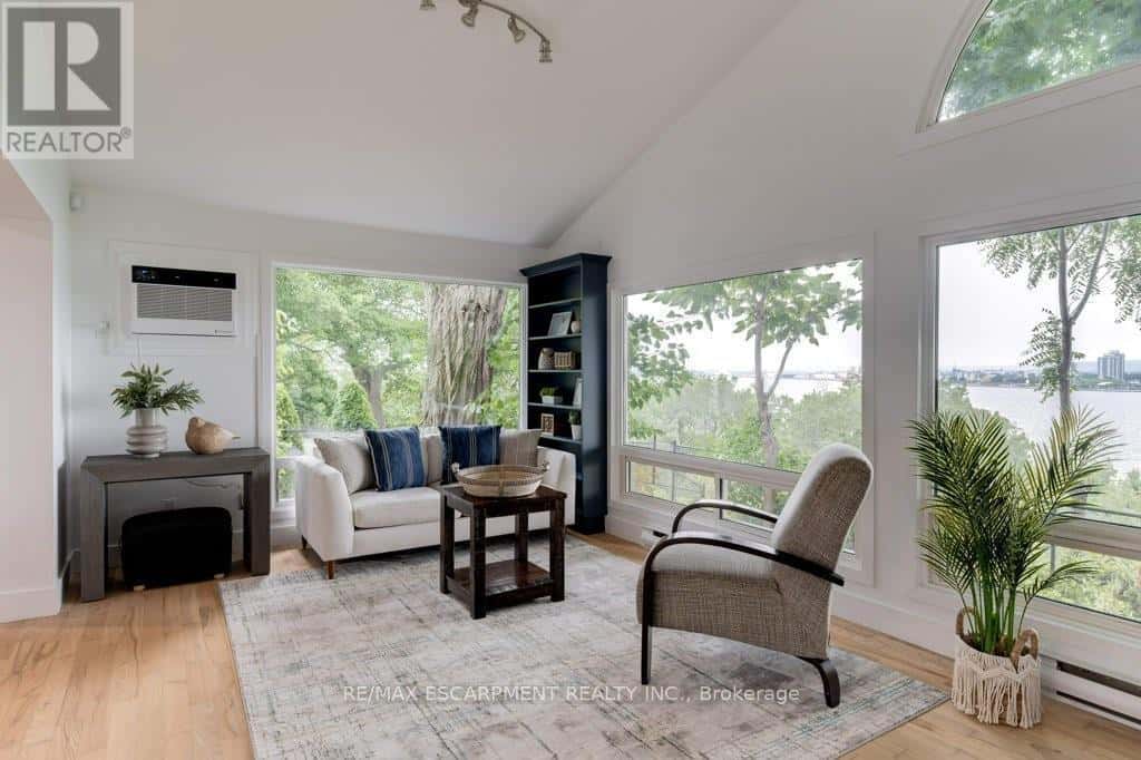 636 WEST OVAL DRIVE — Burlington (Bayview), Ontario - Photo 2 of 49